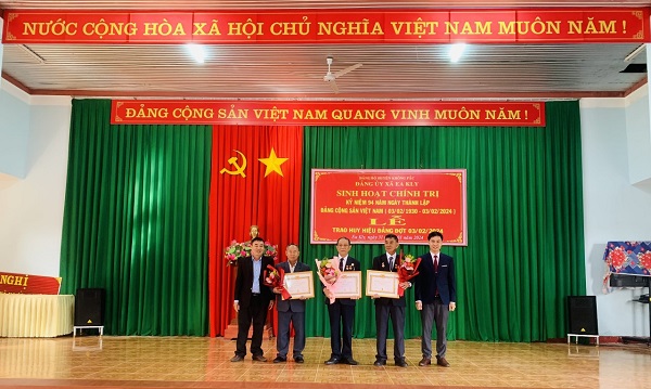NHÂN KỶ NIỆM 94 NĂM NGÀY THÀNH THÀNH LẬP ĐẢNG CỘNG SẢN VIỆT NAM (03/02/1930 - 03/02/2024) ĐẢNG ỦY XÃ EAK LY TỔ CHỨC SINH HOẠT CHÍNH TRỊ  VÀ LỄ TRAO HUY HIỆU 55, 50, 45 TUỔI ĐẢNG ĐỢT 03/02/2024